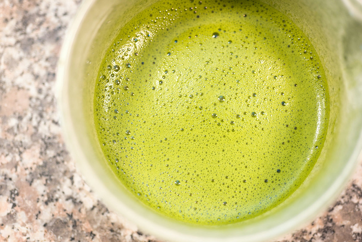 日本で撮影された、点てた抹茶のあるひととき。文化イメージ写真